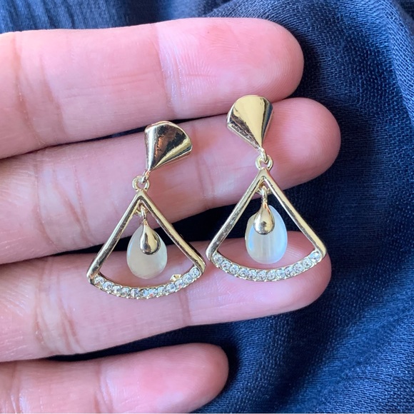 🌟2/$20🌟Gold Plated Opal Drop Earrings - Picture 1 of 3